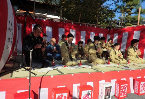 互いに励まし合う羅漢彫り