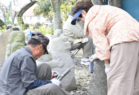互いに励まし合う羅漢彫り